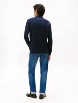 Chomba de manga larga color azul marino, confeccionada en algodón líquido con acabado suave. Presenta cuello de chomba con cierre de cremallera y puños de punto canalé.