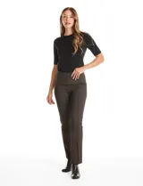Pantalón de tiro alto con estampado cuadrillé en tonos marrones y negros. Presenta pretina elastizada, corte ajustado y costura vertical decorativa en el frente de cada pierna.