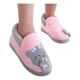 Pantuflas cerradas de color azul con diseño de gatito, confeccionadas en piel sintética suave con interior de peluche gris. Presentan un bordado con la frase 'Welcome Home' y apliques de patitas de gato. Cuentan con suela de goma antideslizante.