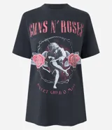 Remera negra de algodón con estampado de la banda Guns N Roses en la espalda.