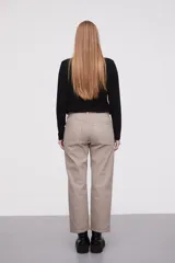 Pantalón jean de tiro medio, corte recto y color gris topo.
