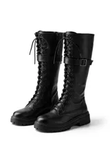 Borcegos de caña alta confeccionados en cuero sintético, con sistema de cordones frontales y tira ajustable con hebilla metálica en la parte superior. Presentan suela track con plataforma y cierre lateral.