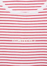Camiseta de manga corta y cuello redondo, confeccionada en tejido de algodón con diseño de rayas horizontales rojas sobre fondo blanco. Presenta el logo de la marca bordado en el centro del pecho.