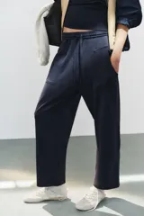 Pantalón de algodón negro con tiro medio, cintura elástica, pierna recta y grandes bolsillos laterales aplicados.