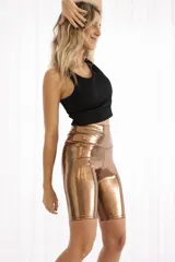 Calza corta de lycra color cobre brillante, tiro alto.