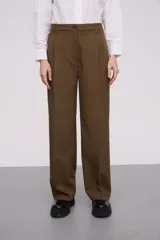 Pantalón de vestir verde oliva, de corte holgado, con pinzas y bolsillos laterales.