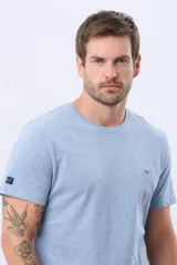 Remera lisa de manga corta y cuello redondo, color gris oscuro, de calce cómodo con pequeño logo bordado en el pecho.
