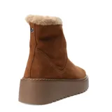 Botas de caña corta marca Bottero, confeccionadas en gamuza color marrón camel. Presentan un interior forrado en piel sintética, suela de plataforma dentada en tono a juego y costuras decorativas visibles.