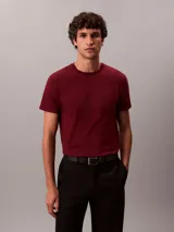 Remera de manga corta Calvin Klein, confeccionada en tejido liquid stretch de algodón con elastano. Presenta cuello redondo y logo de la marca bordado tono sobre tono en el pecho.