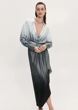Vestido camisero midi de tejido satinado y fluido con efecto degradado. Presenta cuello camisero, escote en pico, mangas largas con puños abotonados, diseño drapeado en la cintura y bajo asimétrico.