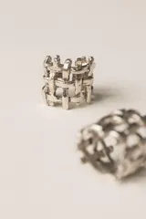 Anillo de plata 925 con diseño de cerco tejido.