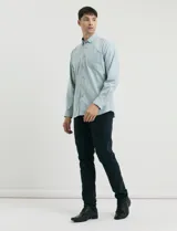 Camisa de tejido Oxford con cuello button-down, manga larga y bolsillo frontal. Presenta botones al tono y un corte clásico.