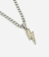 Collar masculino con cadena robusta de eslabones metálicos plateados y dije en forma de rayo decorado con pedrería brillante y detalles dorados.