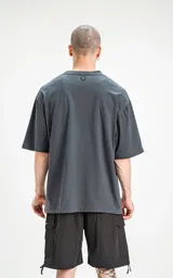 Remerón de algodón premium color carbón (gris oscuro), con corte extra oversize, hombros caídos y cuello redondo.