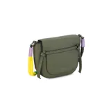 Cartera tipo bandolera negra de formato compacto, con solapa frontal, líneas curvas y correa de hombro tejida multicolor en tonos turquesa y fucsia.