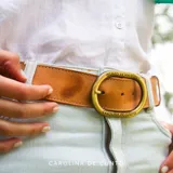 Cinturón ancho de cuero vacuno color terracota con herraje de metal en color oro viejo y diseño exclusivo de la marca Carolina de Cunto.