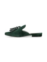 Zueco plano de terciopelo verde oscuro, con diseño destalonado, punta fina y detalle de borla decorativa en el empeine.