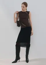 Musculosa marrón de cuello redondo y corte ajustado, con detalles de encaje transparente en el hombro derecho y en el lateral izquierdo.