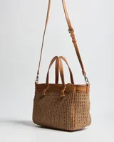 Cartera tipo tote bag color habano, combinando cuerpo de tejido texturizado tipo red y detalles en cuero sintético con costuras en contraste. Cuenta con doble asa corta de mano y correa larga ajustable y desmontable. Incluye aplique metálico con el logo de la marca en el frente.
