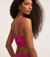 Vestido midi de viscolino con escote corazón, breteles finos y diseño con aberturas laterales (cutout). Presenta espalda con lastex y falda con volado en el ruedo.