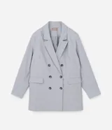 Blazer de corte sastrero color gris claro, con solapas, abotonado doble, forro interno y bolsillos frontales decorativos con solapa.