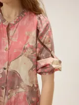 Vestido largo de algodón con estampado floral y abotonadura frontal completa, de mangas cortas abullonadas y silueta relajada.