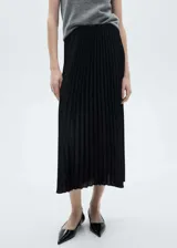 Falda midi de tejido satinado con diseño plisado y corte evasé. Presenta cintura con goma elástica para un ajuste cómodo y fluido.