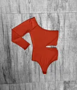 Body de microfibra con un hombro descubierto, manga larga y abertura en la cintura.