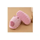 Pantuflas sin talón de diseño inspirado en un capibara, confeccionadas en material texturizado color beige claro, con detalles marrones en el hocico y las orejas, y suela de goma ranurada.