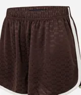 Bermuda deportiva marrón con estampado de logos y cintura elástica.
