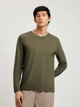 Camiseta de manga larga color verde oliva, con escote en V y corte regular.