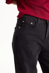 Jean wide leg negro con elastano, diseño de tiro alto y botamanga ancha con vuelta.