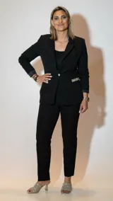 Pantalón de vestir negro de corte recto y tiro medio, confeccionado en tela sastrera con acabado liso.