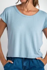 Remera celeste de punto canalé, corte holgado y mangas cortas.