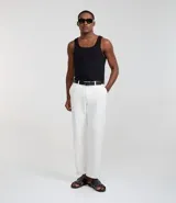 Musculosa blanca de rib con textura acanalada, escote cuadrado y breteles medianos. Confeccionada en algodón certificado BCI y elastano.