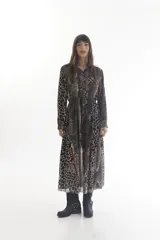 Vestido midi camisero con estampado animal print, de manga larga y cuello camisero. Tiene dos bolsillos con solapa en el pecho y cintura elastizada.