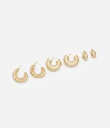 Set de tres pares de aros dorados de diferentes tamaños y diseños: aros tipo argolla gruesa, aros tipo argolla fina y aros tipo gota.