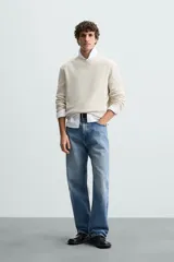Sweater de punto color beige con textura tipo waffle, cuello redondo y mangas largas con acabado en rib.