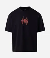 Remera boxy de algodón negro con cuello redondo, mangas cortas y estampa en la espalda con la inscripción "Spider-Man" en tono rojo con efecto desgastado.