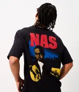 Remera negra de algodón con cuello redondo, manga corta y calce relaxed. Presenta una gran estampa en la espalda con la palabra "NAS" en rojo, la imagen del rapero y gráficos alegóricos de Nueva York.