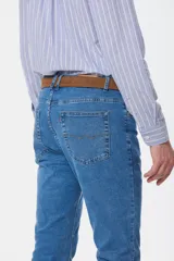 Pantalón de jean skinny celeste con spandex, tiro medio y corte ajustado.
