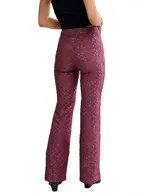 Pantalón de tiro alto con corte flare, confeccionado en tejido jacquard con textura floral en relieve color bordó.