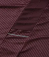 Remera deportiva de manga corta y cuello redondo, color celeste, con tecnología dry y detalles reflectantes en los hombros.