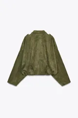 Chaqueta de efecto ante color marrón claro, con cuello solapa, manga larga con trabillas en los hombros y bajo abullonado. Cierre frontal con cremallera y botones ocultos por solapa.
