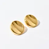 Par de aros tipo botón dorados con forma ovalada.