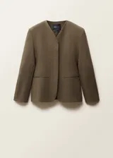 Blazer de corte oversize confeccionado en tejido mezcla de lino, con cuello de pico, cierre frontal y mangas largas con efecto globo. Presenta dos bolsillos de ribete laterales y abertura posterior en el bajo.
