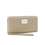 Billetera larga con cierre perimetral, confeccionada en material sintético texturizado color mostaza. Cuenta con correa de mano extraíble y placa metálica con logo de la marca en el frente.