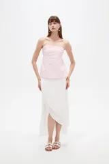 Top strapless de poliéster color rosado, con diseño holgado y elástico superior.