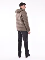 Campera puffer con capucha, diseño acolchado horizontal, cierre frontal y bolsillos laterales.