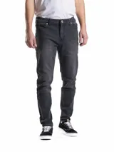 Jean de corte slim fit en color negro con efecto lavado. Presenta cierre frontal con botón, bolsillos laterales y traseros, y costuras reforzadas.